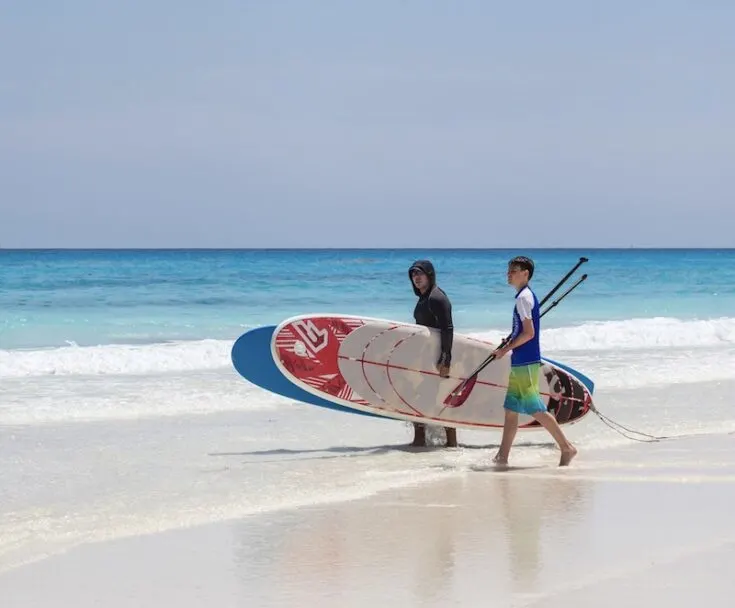 tourists-surfing-in-Cancun-735x608.jpg
