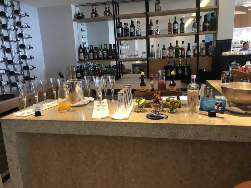 The Lounge and Wet Bar of JW Marriott Cancun Resort Spa